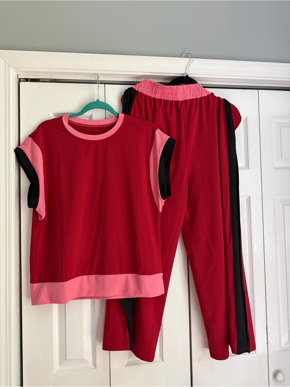 NWOT Women’s Colorblock Short Sleeve Wide -leg Capri Lounge Set NWOT - Red & Pin